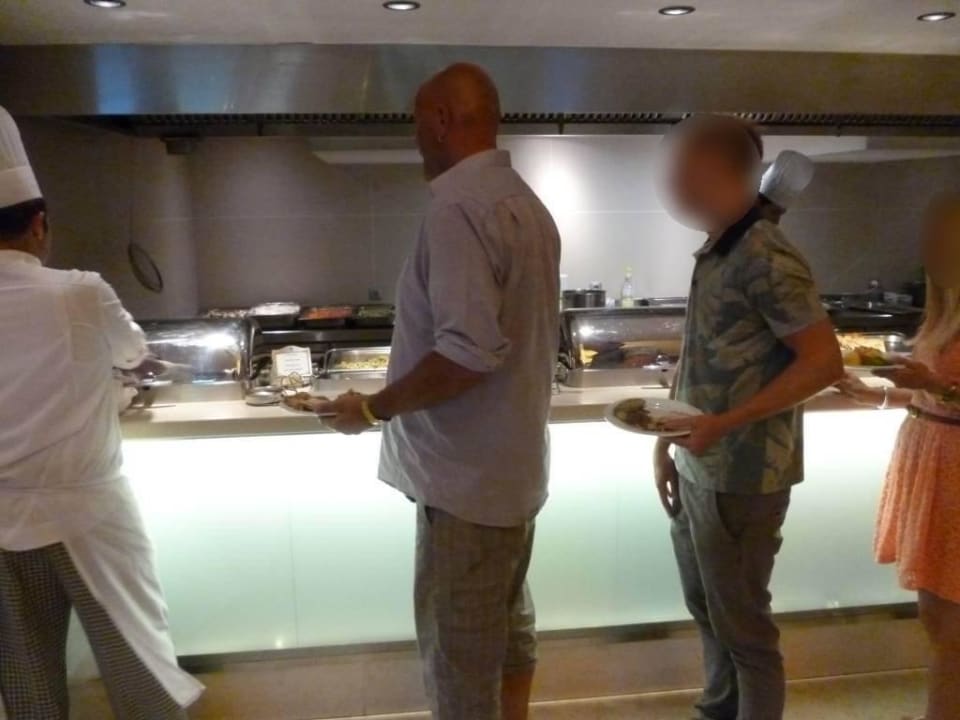 Eines der warmen Büffets Arum Barut Collection