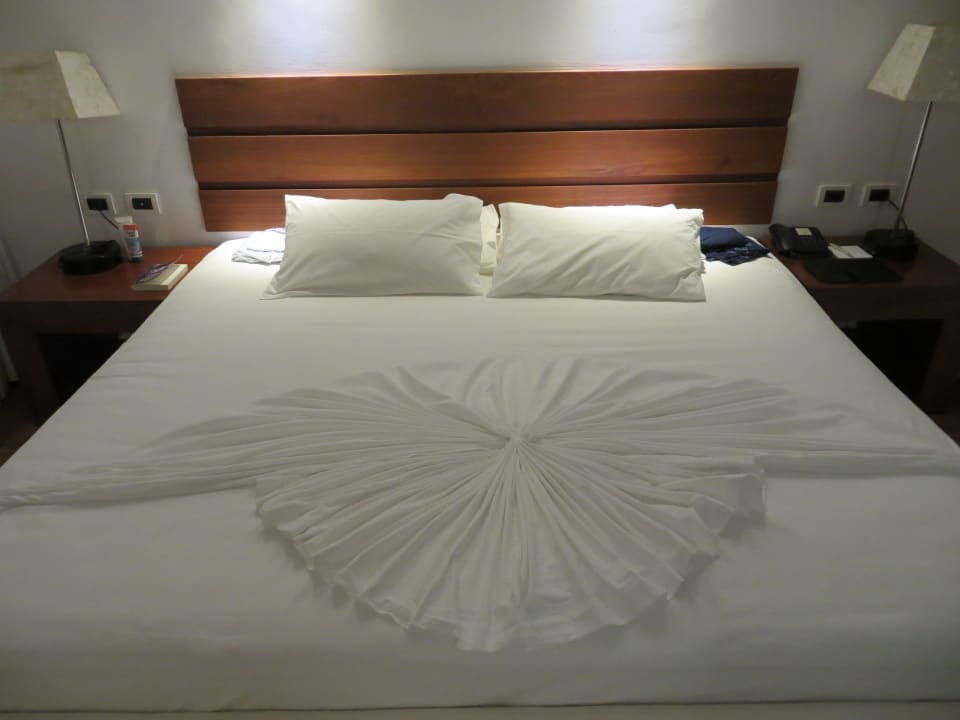 Jeden Tag anders gefaltet ananea Diamonds Athuruga