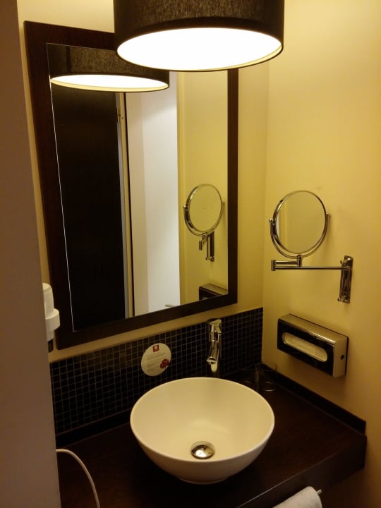 Waschbereich (Zimmer 403) Leonardo Hotel Berlin