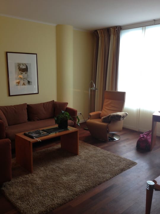 Wohnzimmer der Lady Suite Hilton Munich Airport