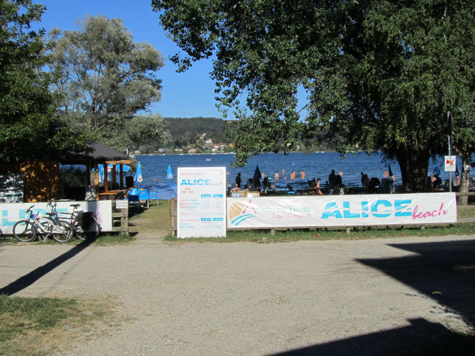 Eingang zum Sandstrand mit Bootsverleih Camping Village Lago Maggiore