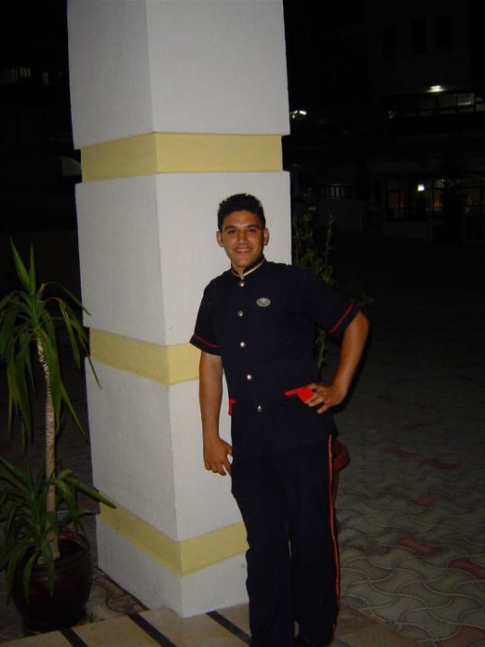 Ismail, bell boy hotel Dosi Dosi Hotel