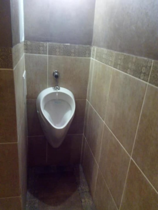 Bardzo wąski dostęp do pisuaru Hotel Solar Palace Spa & Wellness