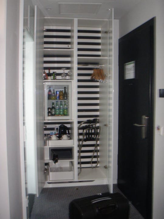 Kleiderschrank, Bar und Safe Vienna House by Wyndham Andel's Berlin