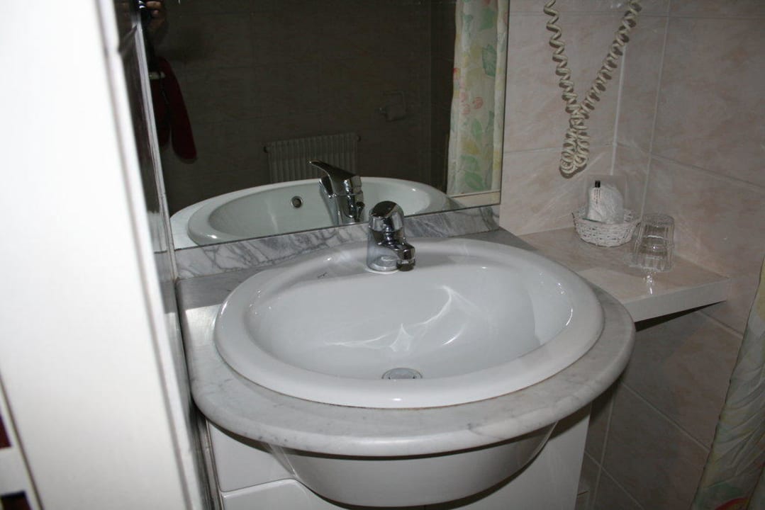 Bad mit Waschbecken Gästehaus Präsenzhof