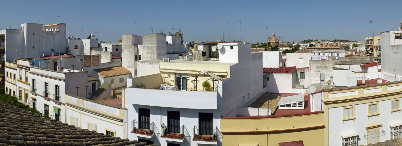 Blick über die Stadt von der Dachterrasse Eurostars Asta Regia