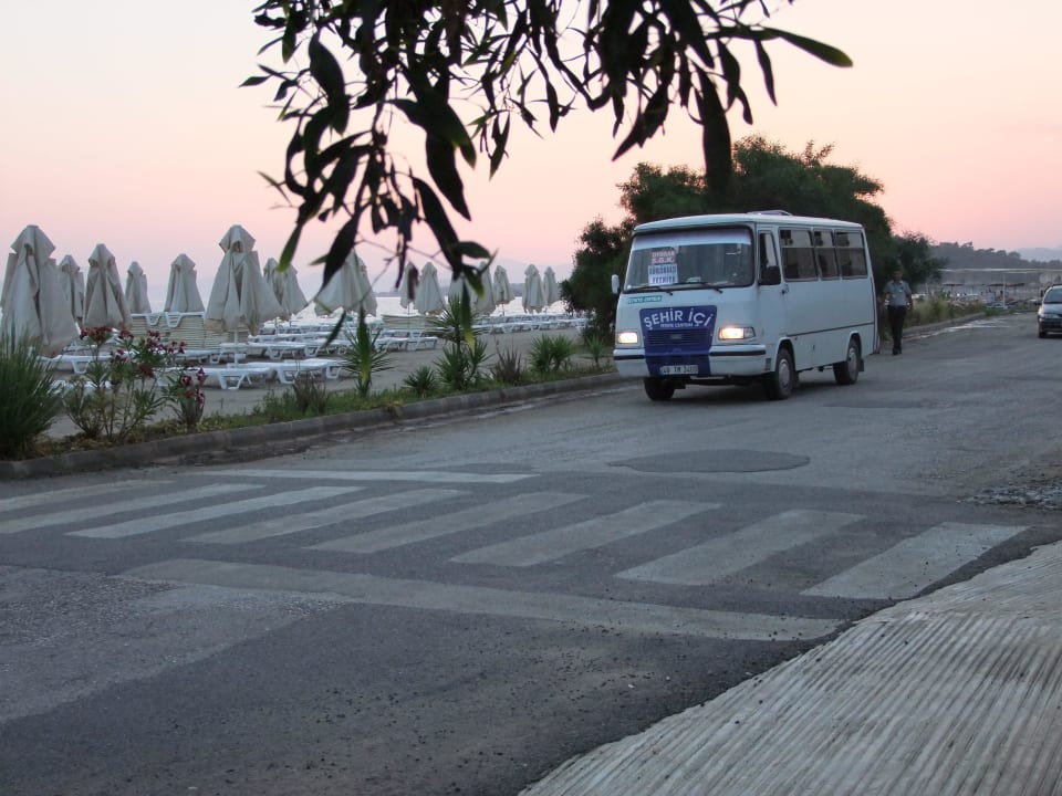 Straße zwischen Hotel und Strand Jiva Beach Resort