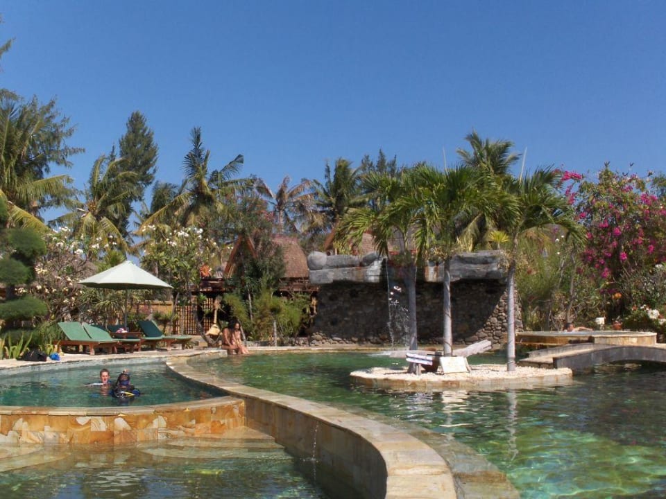 Pool, im Hintergrund Lumbung hut Hotel Vila Ombak