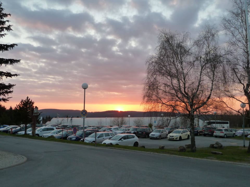 Sonnenuntergang über dem Parkplatz AHORN Panorama Hotel Oberhof