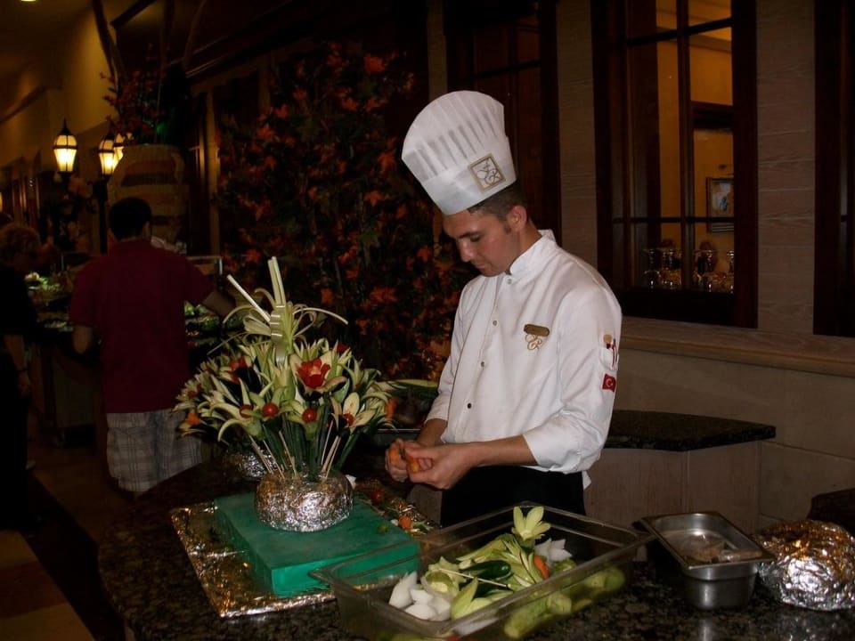 Der Schnitzer Erkan bei der Arbeit Fame Residence Lara & Spa