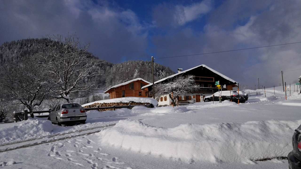 Kleiner Parkplatz vor dem Haus Ferienwohnung Modllehen