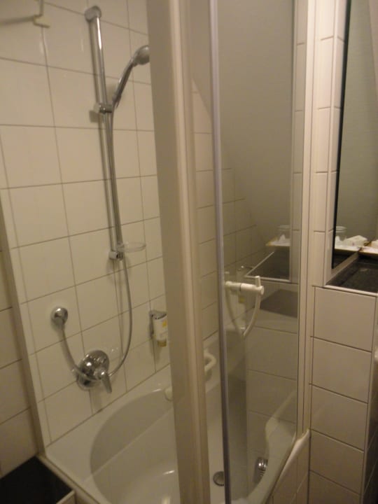 Dusche mit Badewanne  Seehotel Niedernberg