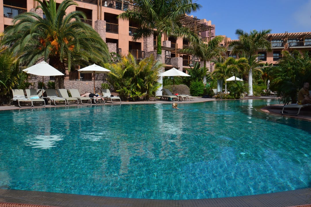 Ausreichend freie Liegen am Pool Lopesan Baobab Resort