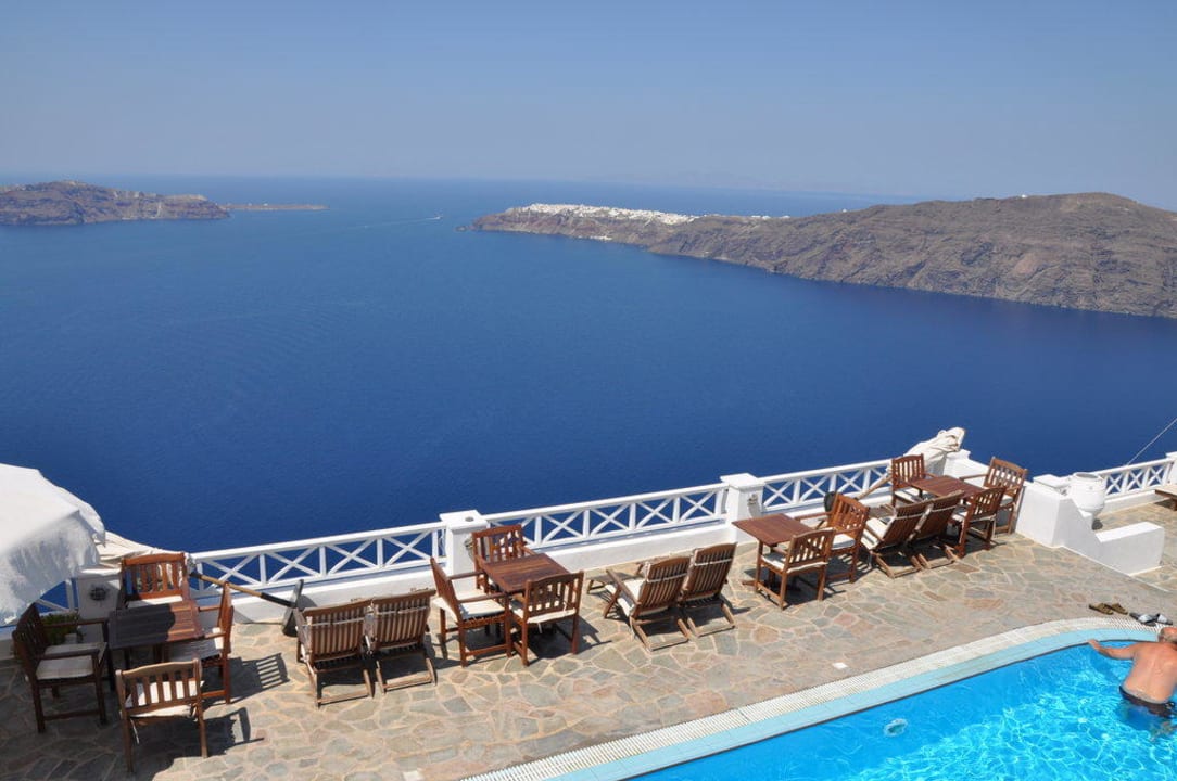 Blick über Pool und Terrasse aufs Meer Regina Mare