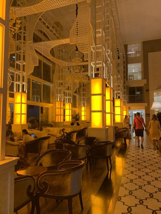 Lobby Well Palace Side