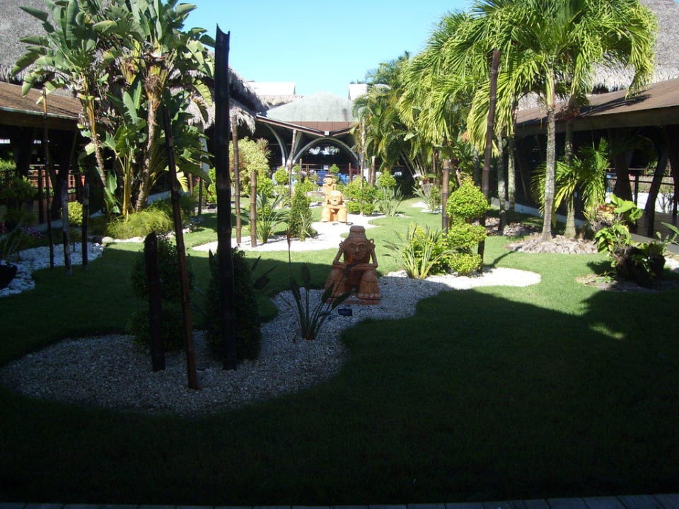 Gartenanlage zwischen den beiden Eingängen Grand Sirenis Punta Cana Resort & Aquagames