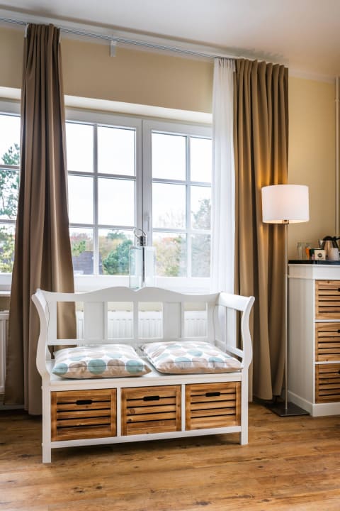 "Gemütliche Sitzgelegenheit im großen Doppelzimmer" Hotel kleine