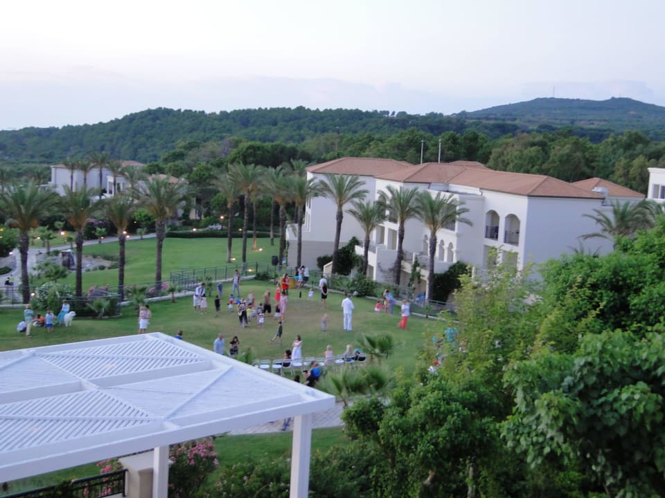 Mini disco w ogrodzie Grecotel La Riviera at Riviera Olympia & Aqua Park