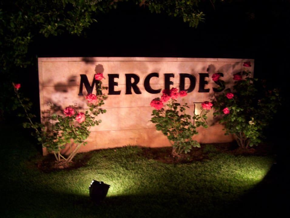 Eingangsschild bei Nacht Hipotels Mercedes