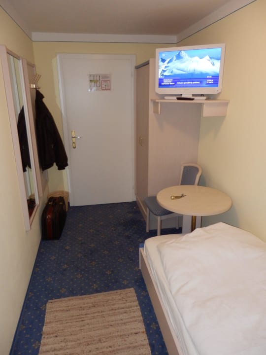 Look at the chair, try to sit on it and watch TV Gästehaus Heistracher