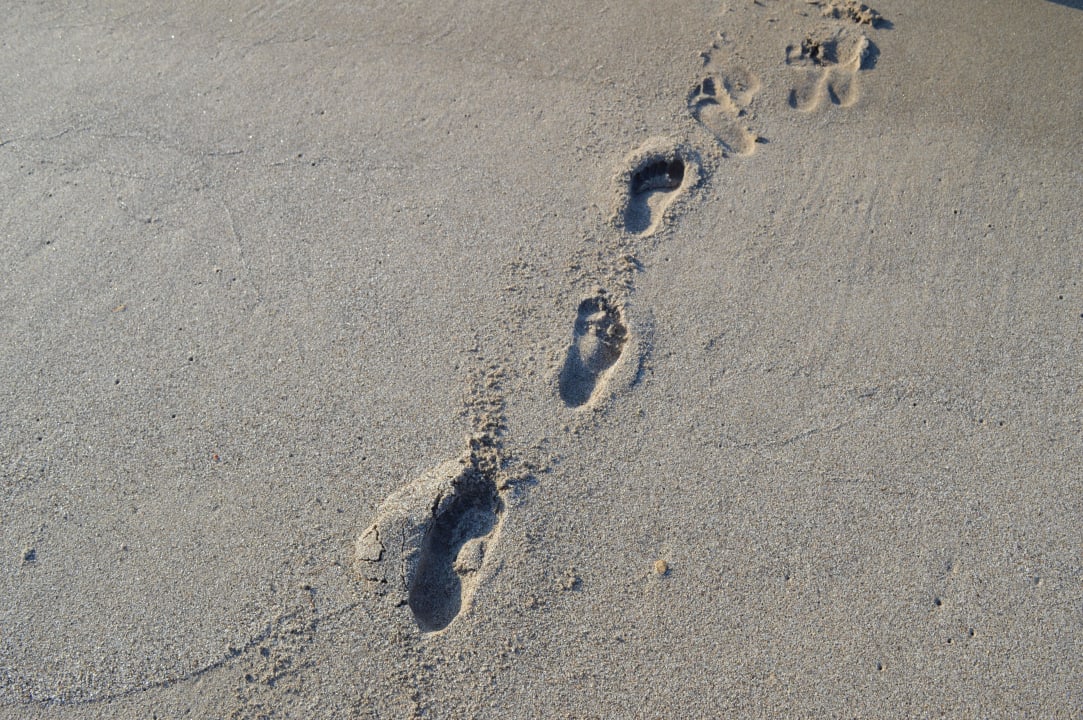 Spuren am Strand Porto Bello Beach