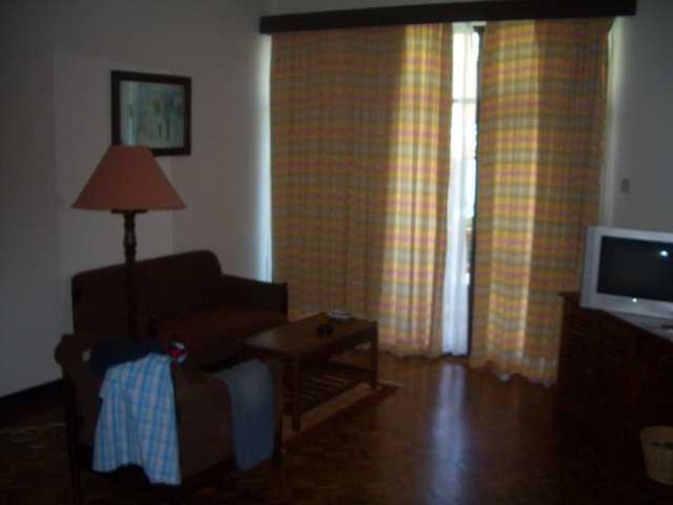 Wohnbereich mit Terrassenzugang Travellers Beach Hotel & Club