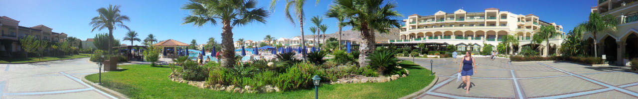 Von Gartenanlage Richtung Haupthaus Lindos Princess Beach Resort & Spa