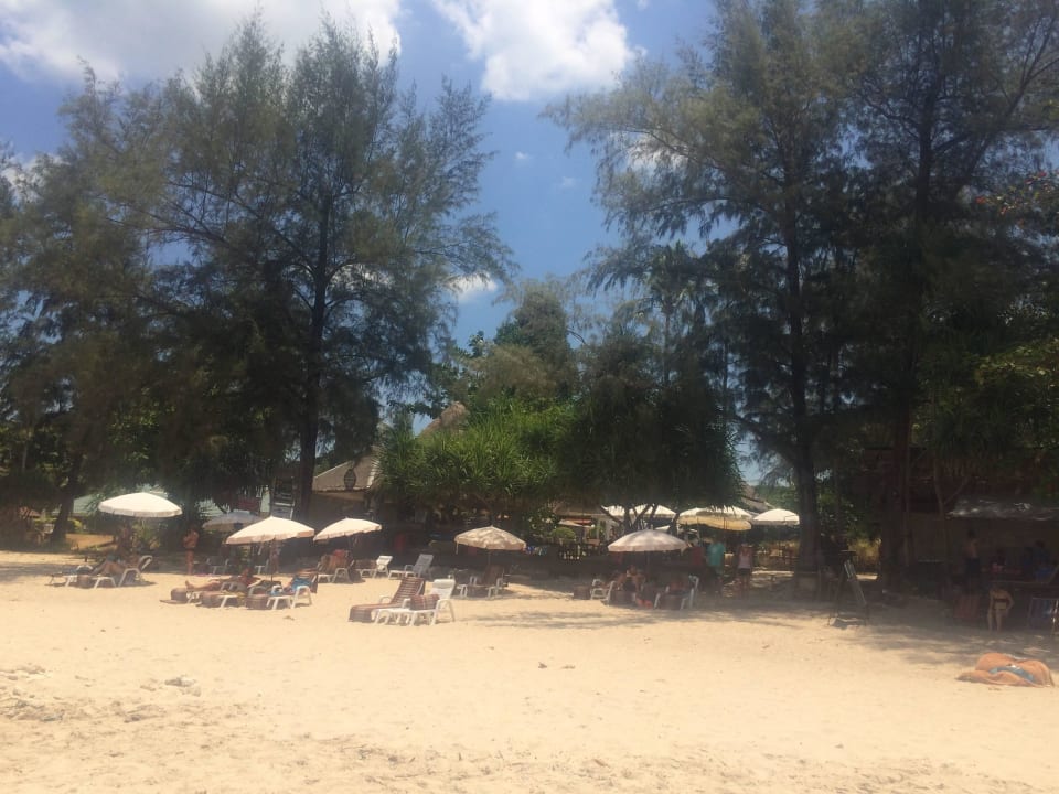 Hotel vom Strand aus gesehen Hotel Lanta Castaway Resort