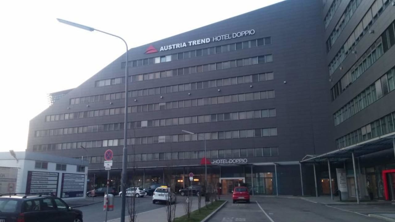 Hotel vom Parkplatz Austria Trend Hotel Doppio