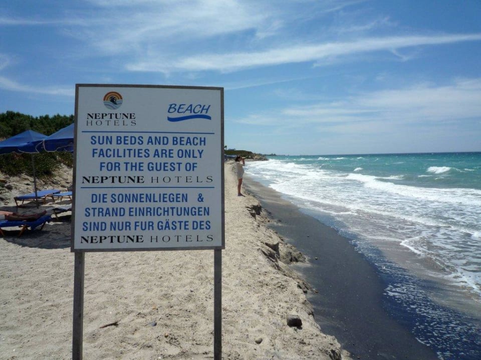 Sand von Teer schwarz gefärbt 1 Neptune Luxury Resort