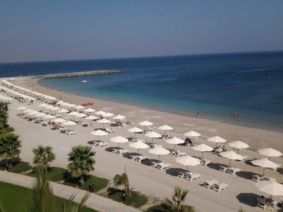Blick vom Balkon auf den Strand Radisson Blu Resort Fujairah