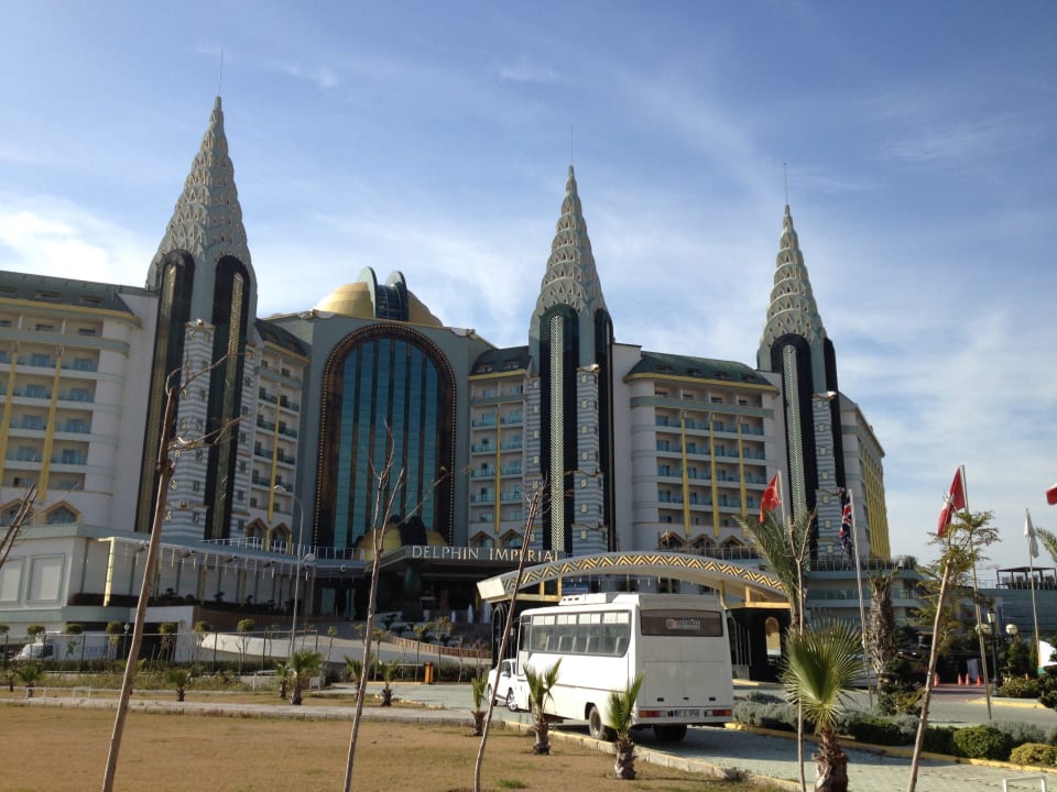 Blick von der Straße auf das Hotelgebäude Hotel Delphin Imperial