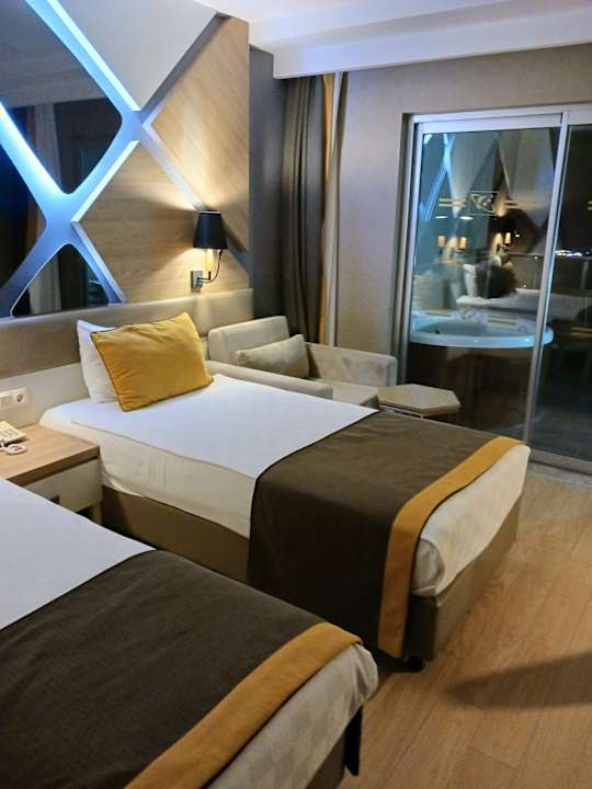 Zimmer Saturn Palace Resort Hotel