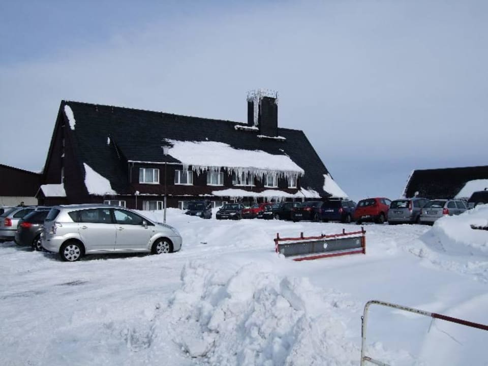 Hotelparkplatz vor dem Westflügel Hotel Lugsteinhof