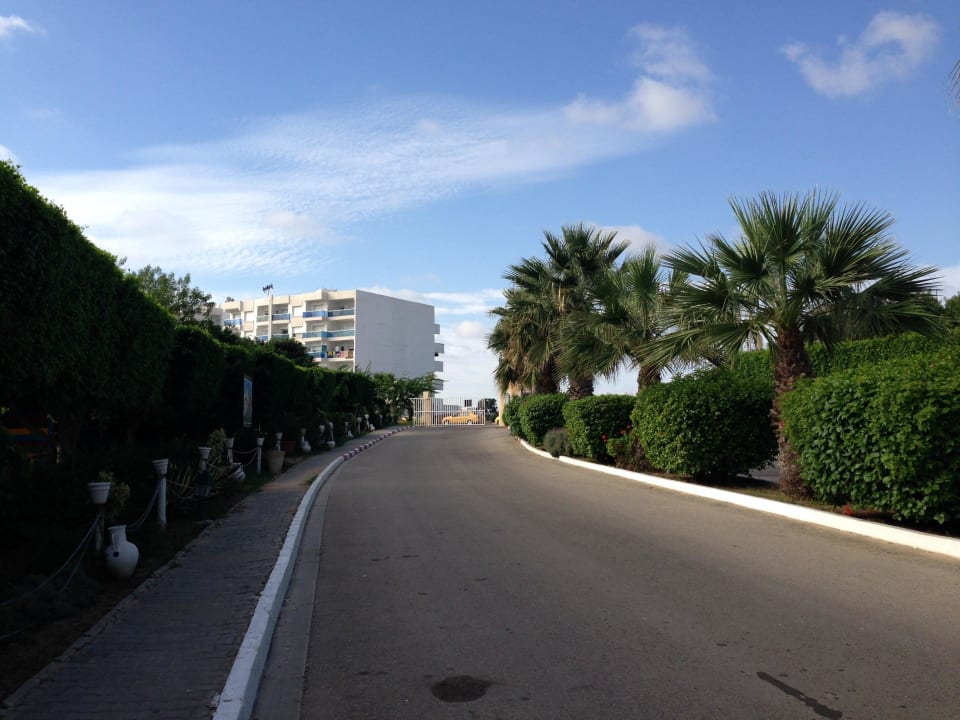 Zufahrt mit Blick zur Straße Mahdia Beach & Aquapark