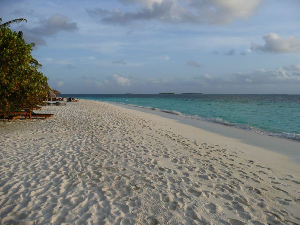 Strand nach links am Abend NH Collection Maldives Reethi Resort