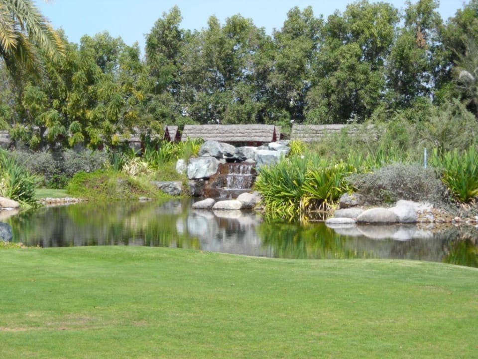 Garten des  Strandclubs Radisson Blu Hotel & Resort Abu Dhabi Corniche