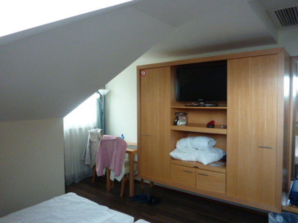 Blick vom Bett zum Fenster Hotel Haunsperger Hof