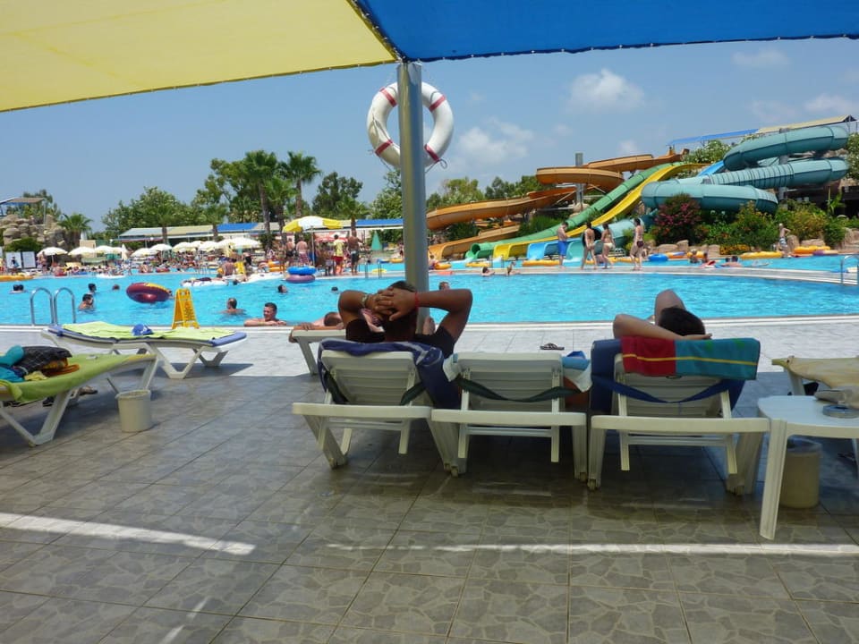 Pool mit Rutschen im Hintergrund VONRESORT Golden Beach