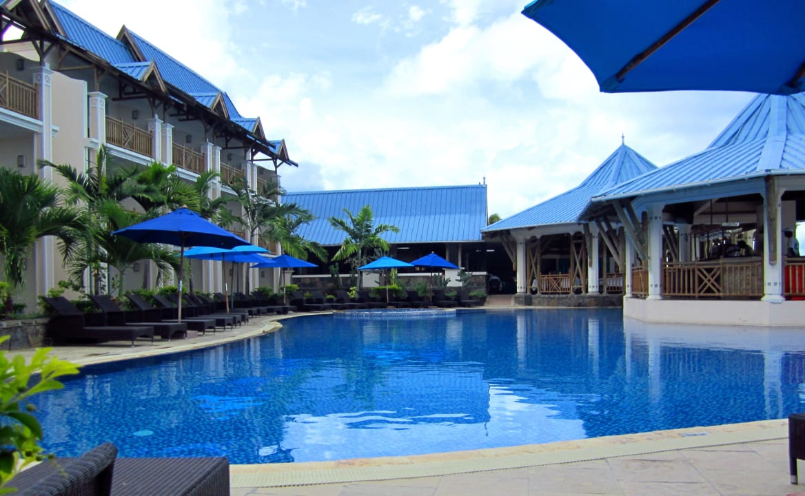 Pool mit Blick zur Rezeption, rechts ist die Bar Pearle Beach Resort & Spa
