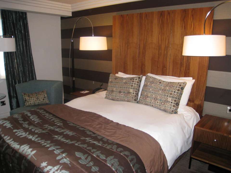 Das Bett mit den vielen Kopfkissen DoubleTree by Hilton Stratford-upon-Avon