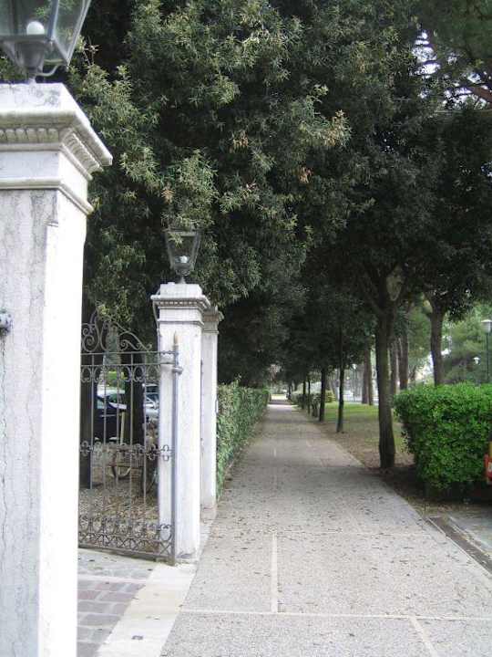 Straße mit Hoteleingang Hotel Des Bains