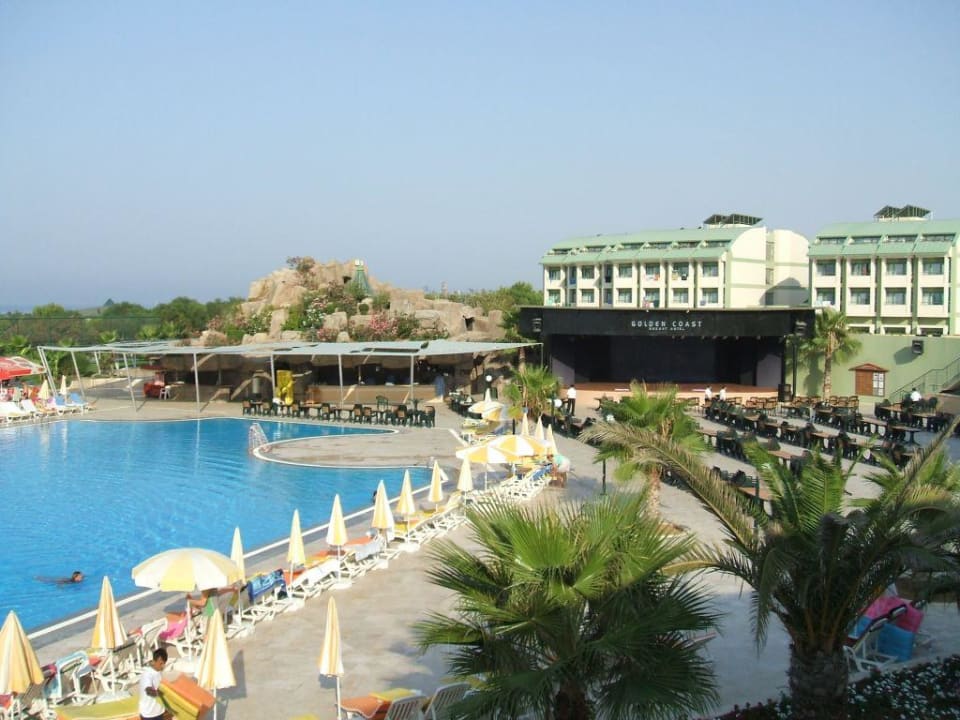 vue  spectacles et le bar de piscine et la disco VONRESORT Golden Coast