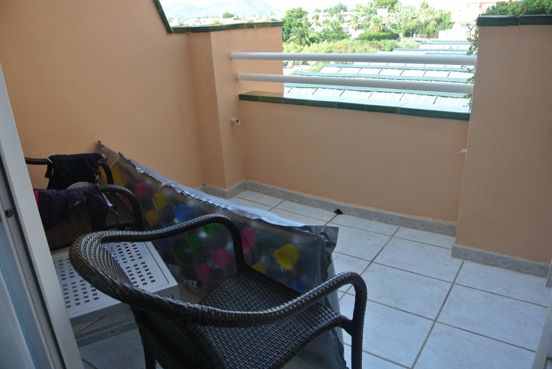Kleiner Balkon mit Blick zum Pool und Außenbereich Hotel Mariant Park