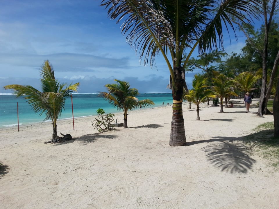 Strand direkt vorm Zimmer Crystals Beach Resort Belle Mare, a member of Radisson Individuals