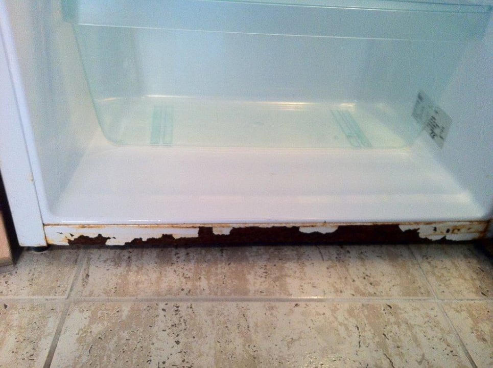 Verschimmelter und verrosteter Kühlschrank HL Sahara Playa