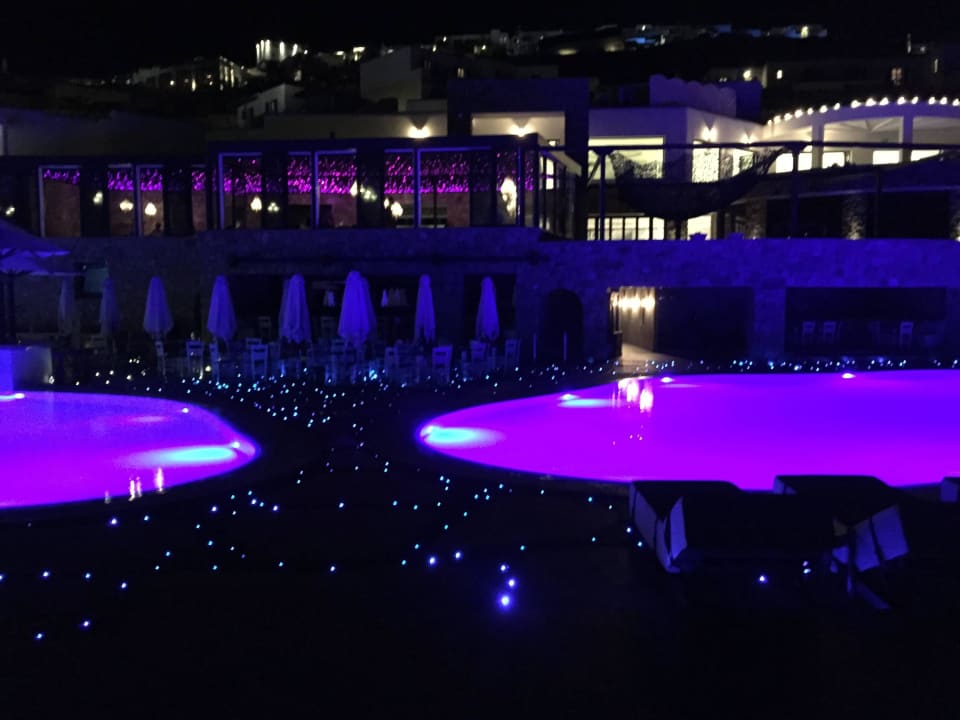 Pool und Hotel bei Nacht Myconian Imperial Resort & Thalasso Spa Centre