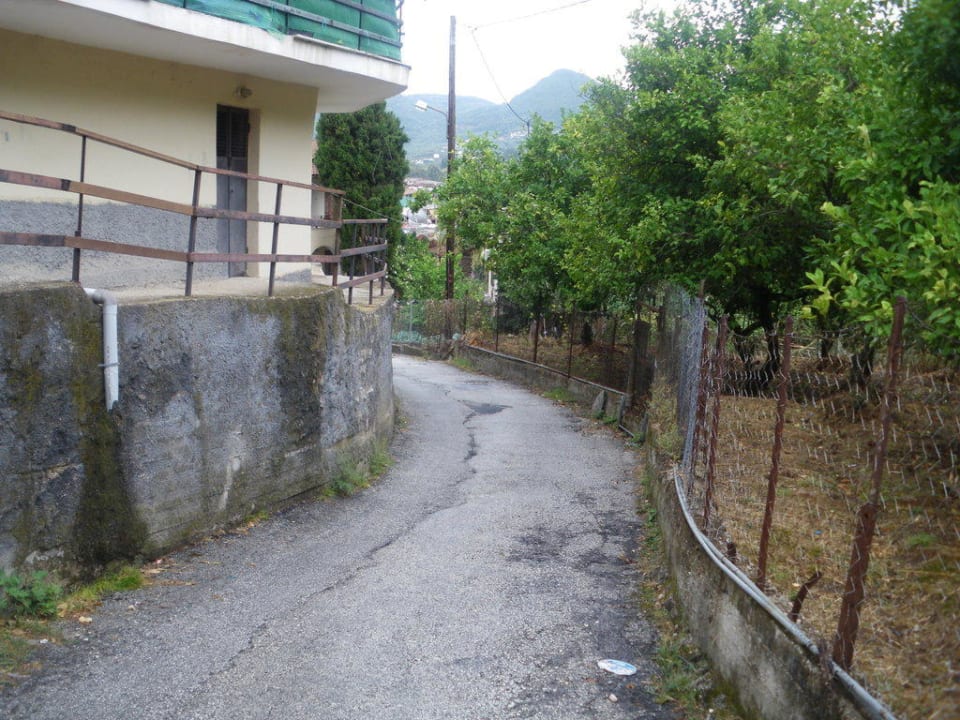 Weg zum Nebengebäude CORFU PELAGOS HOTEL