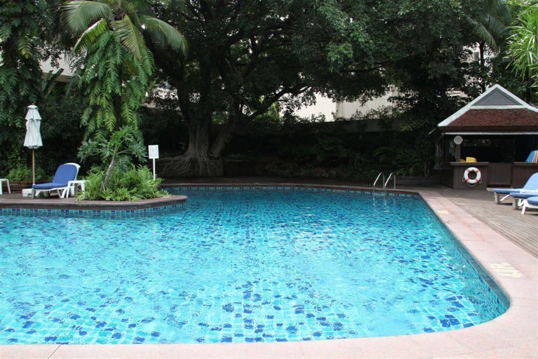Ausreichender Pool Centara Grand at Central Plaza Ladprao Bangkok