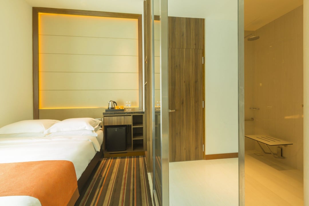 Wheelchair Accessible Room Holiday Inn Express Singapore Clarke Quay